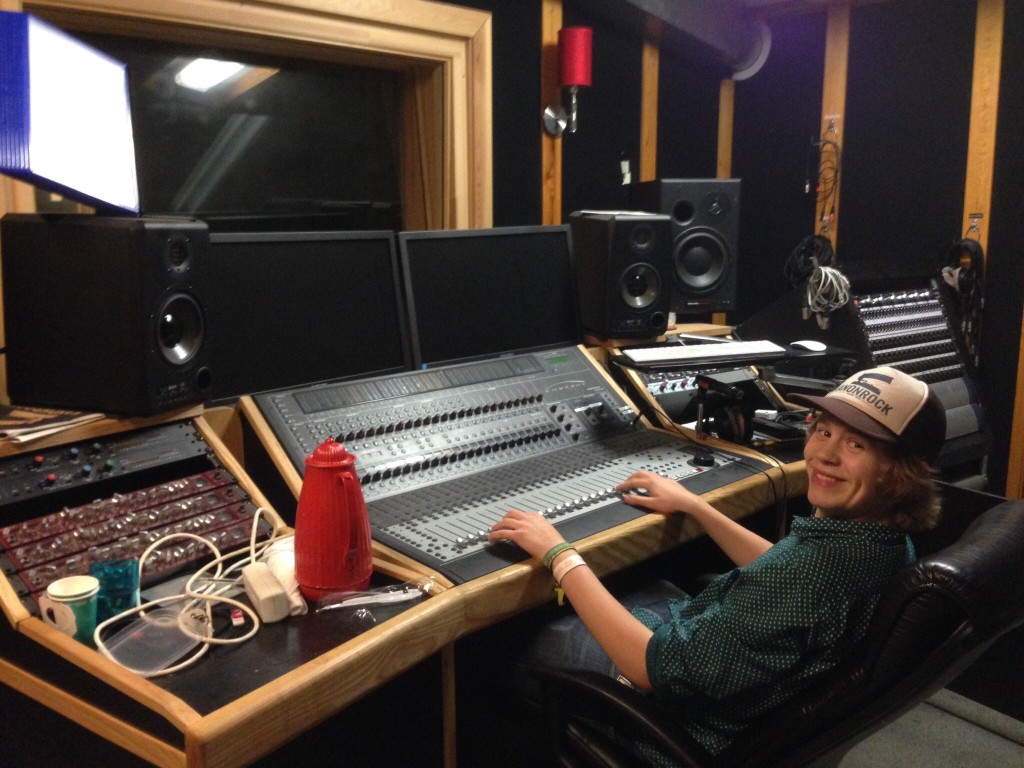 Her viser Simen Dahle frem kontrollflaten i studioet på Rockehuset.